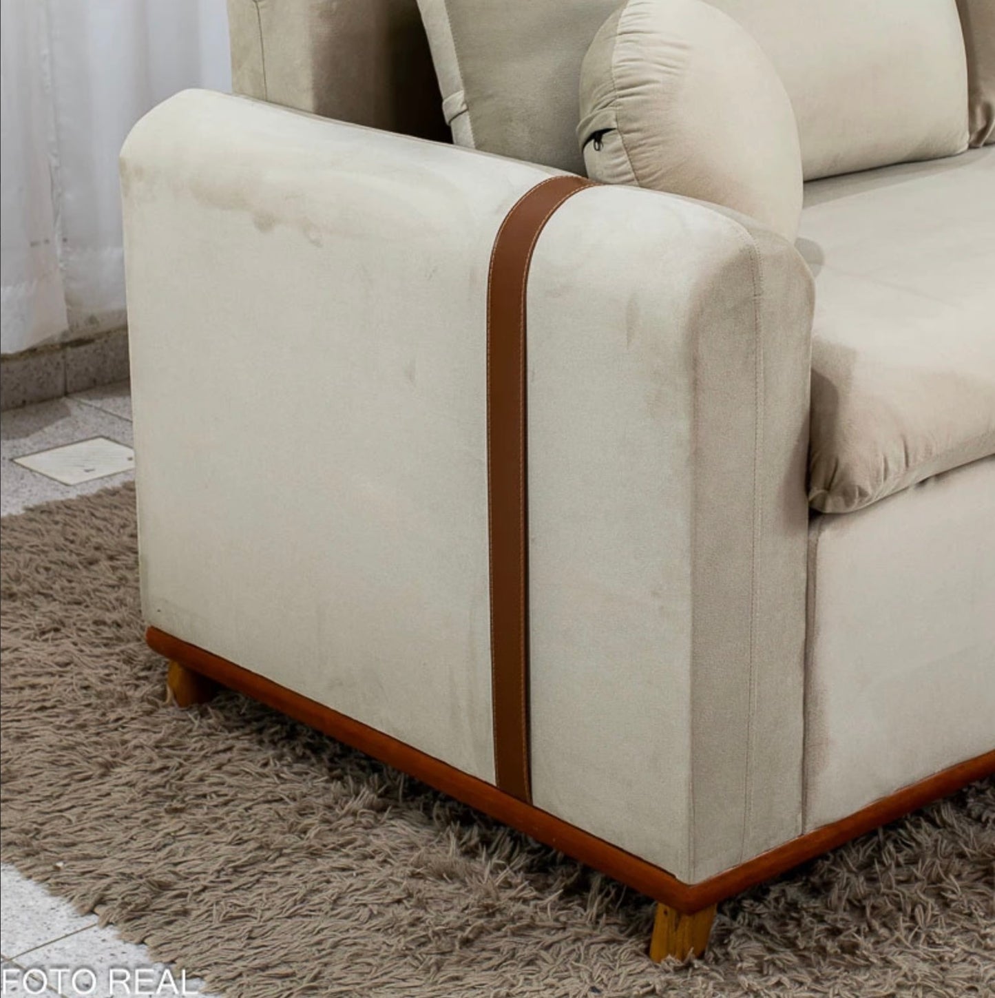 Sofá 3 lugares Kievi Larg. 1.80m Veludo Bege A32